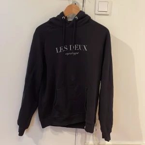 Les Deux hoodie - Tjena säljer nu en Les Deux hoodie Skicket är 9/10 då den endast är använd ett fåtal gånger Nypris ca 1000 kr, mitt priss 399 kr