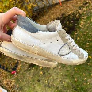 Philippe model  - Hej! 👋 Säljer nu dessa Philippe Model! 👟 | Skick 6,5/10 ✨ | Storlek: 44 📏 | Nypris: 4000 💵 | Mitt pris: 999 💸 | Skorna har hälslitage och stitchingen har gått up litegrann på vissa ställen. Kan gå ner i pris vid snabbt köp💯 | Skicka PM vid frågor!🎯👑