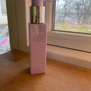 First Step Cleansing Oil från CAIA - En rengöringsolja från CAIA i en stilren lila flaska med pump. Perfekt för att ta bort smink och orenheter, och lämnar huden mjuk och len. Skulle uppskatta att det är 90% kvar.