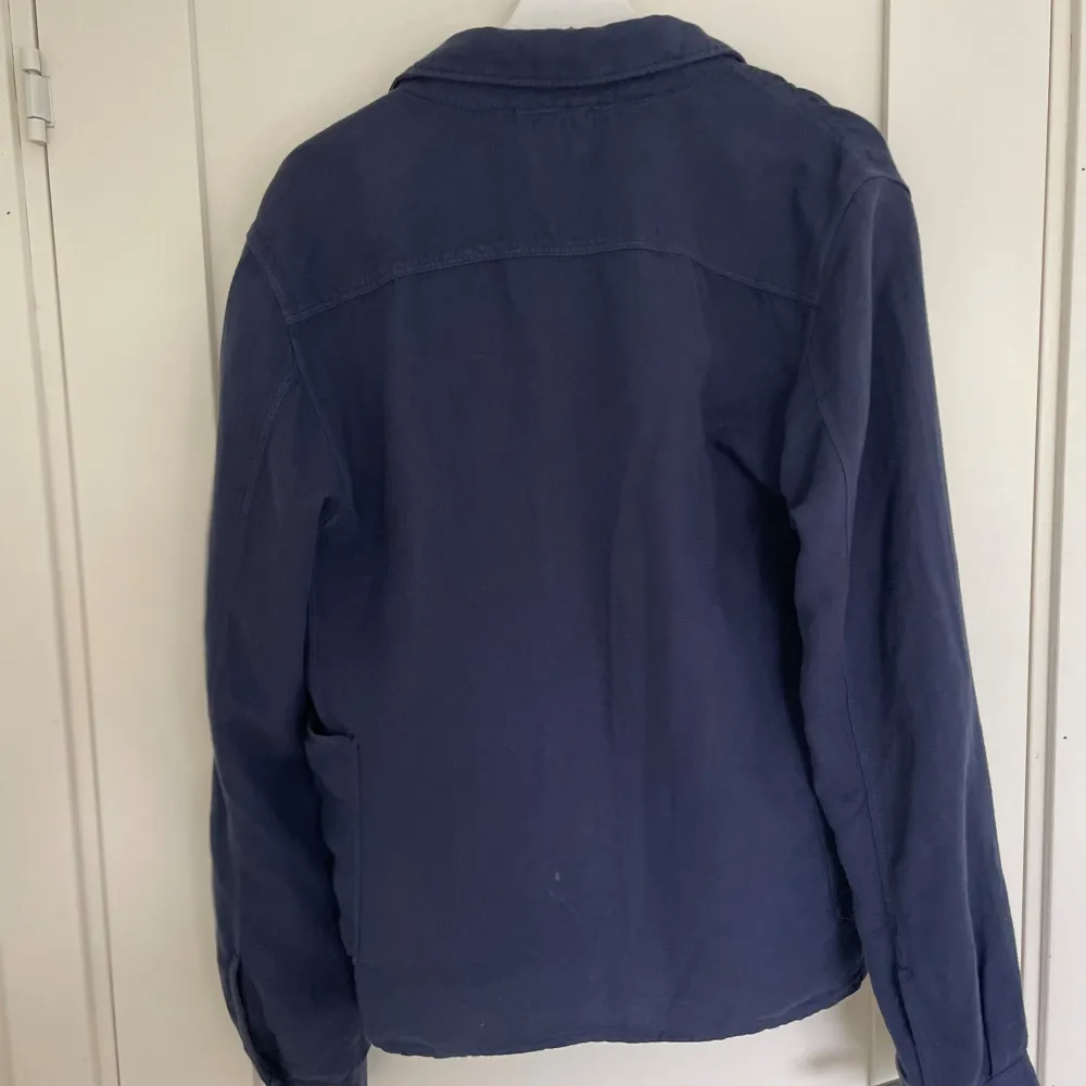Snygg blå overshirt från C.P. Company med knappar och flera praktiska fickor. Den har en cool detalj på ärmen med C.P. Company-logga. Använd en gång. Säljer den för att den är för stor. Helt äkta. Takit.