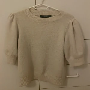 Beige tröja från Vero Moda - Säljer en beige tröja från Vero Moda. Tröjan har puffiga trekvartsärmar och en rund halsring🤍