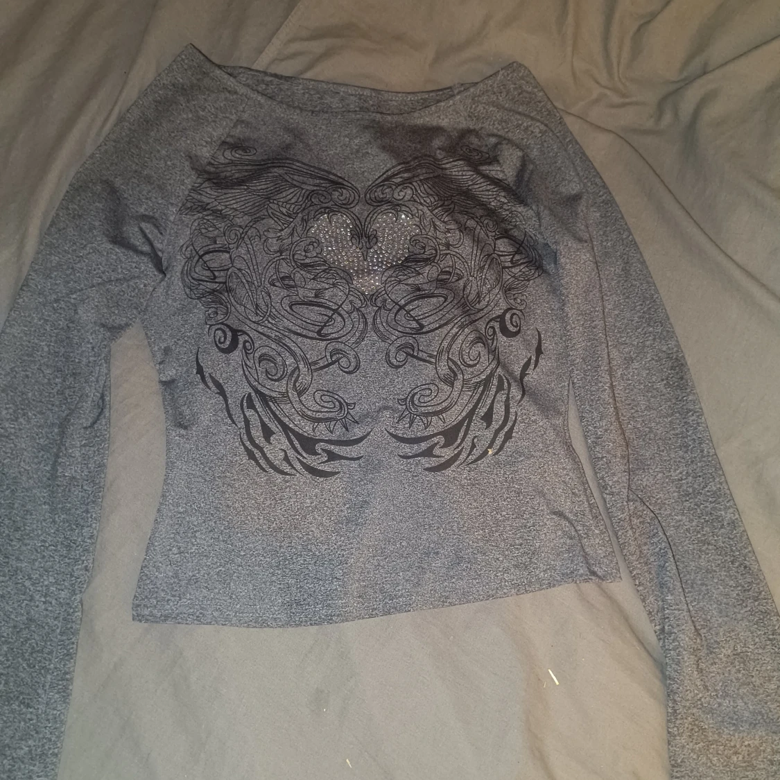 Grå långärmad tröja med tryck