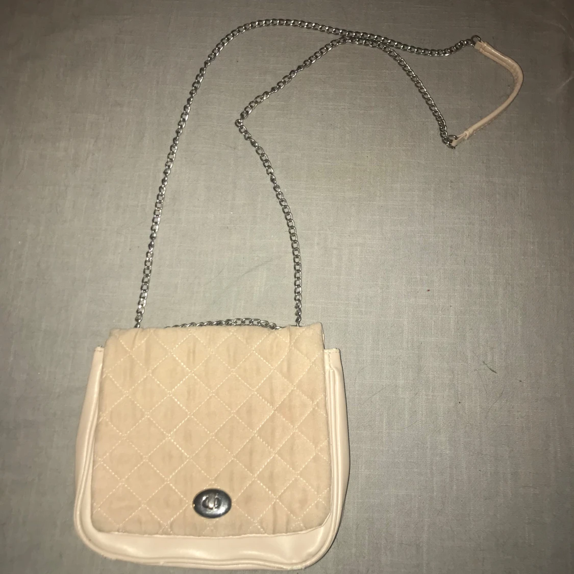 Beige quiltad axelväska med kedja - 1