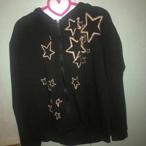 Svart hoodie med stjärnor ⭐️  - Cool svart hoodie från Romwe med dragkedja och stjärnmönster i beige. Perfekt för en avslappnad stil med långa ärmar och bekväm passform.