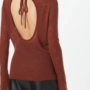 Stickad tröja öppen rygg - Snygg stickad tröja med utsvängda ärmar och öppen rygg