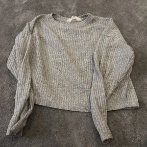 Grå tröja - Grå tröja från H&M. Strl 146/152 säljs för 80 kr