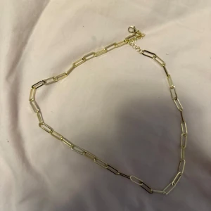 Guldhalsband med länkar - Elegant halsband i guld med rektangulära länkar. Perfekt för att ge en stilren touch till din outfit. Lätt att matcha med andra smycken.
