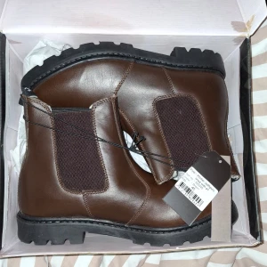 Bruna vinter Jodhpur boots ÄKTA  - Säljer ett par bruna vinter Jodhpur boots med foder. Skorna har en elastisk panel på sidan för enkel på- och avtagning. Perfekta för kalla dagar. Nypris över 1000kr 