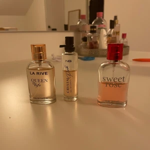 Tre La rive parfymer - Nu säljer jag tre La rive parfymer som är i ett gott skick. De kostar 50 kr var om man kollar i H&M:s hemsida. De jag säljer är bland annat Sweet rose, Crystal Pink och Queen of life. Pris kan diskuteras💕