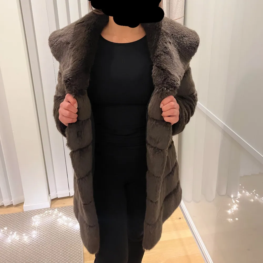 Säljer en elegant brun pälsjacka från Saki med en lyxig känsla. Jackan har en stor krage och långa ärmar, perfekt för kyliga dagar. Den är i storlek 34 och ger en sofistikerad look.. Takit.
