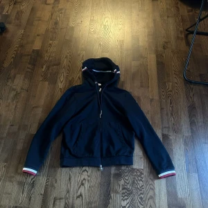 Moncler Zip Up - Helt vanlig Moncler Kofta knappt använd, är för liten på mig.