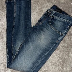 Tiger of sweden jeans - Snygga blå jeansbyxor med en klassisk femficksdesign och lätt slitna detaljer. Perfekta för en avslappnad stil. De har en knapp och dragkedja framtill. Storlek 29/32 slim fit😊