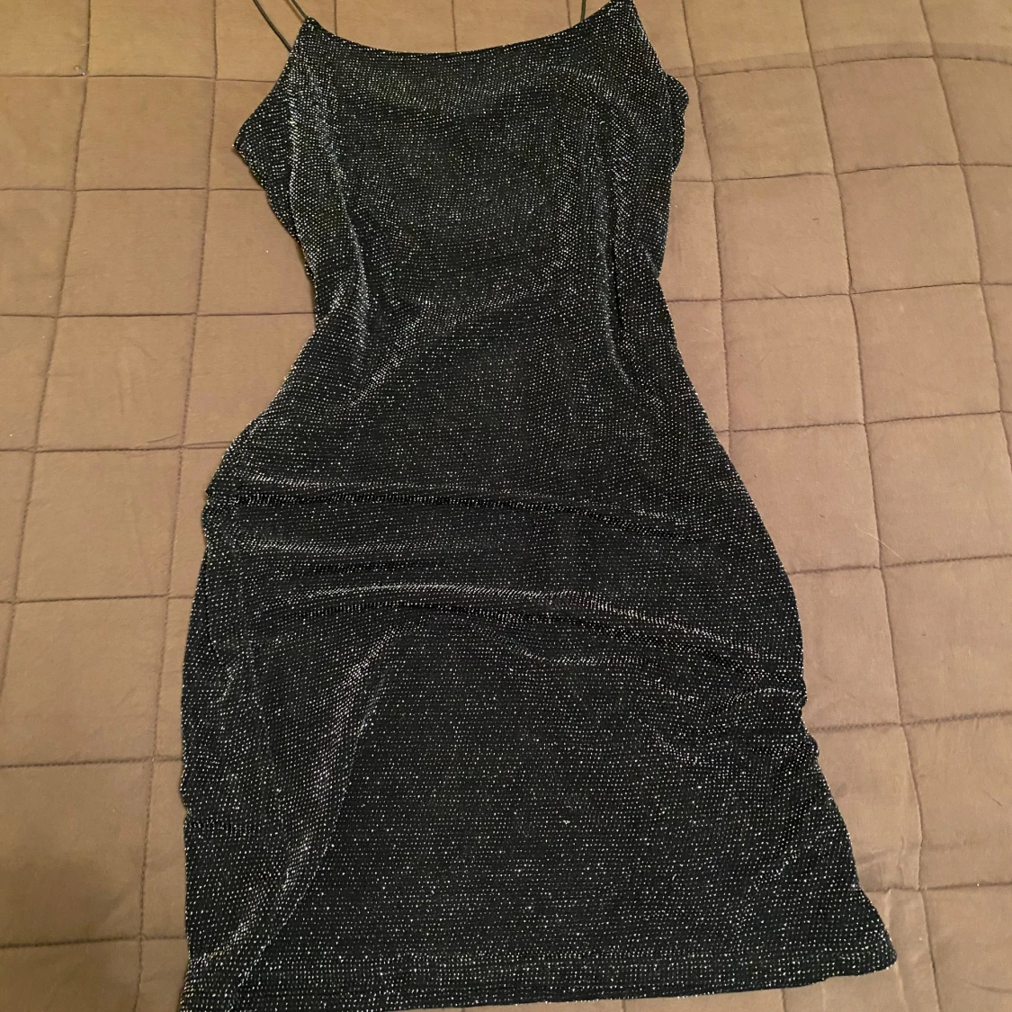 Svart glittrig klänning från H&M