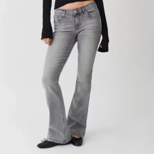 Ginatricot - Säljer dessa Populära ginatricot jeans i storlek 32. Skicket är bra. Säljer då dom inte kommer till användning något mer 