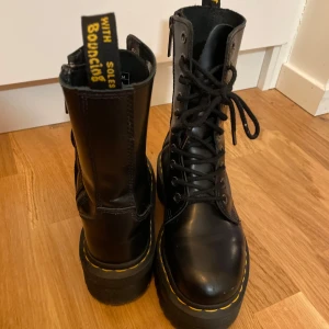 Dr Martens - Snygga svarta boots med hög platåsula och gul söm. Skorna har snörning och en dragkedja på sidan. Passar som 37or också 