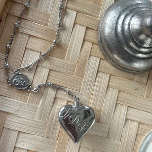 Silverfärgat hjärthalsband - Fint silverhalsband mycket bra skick