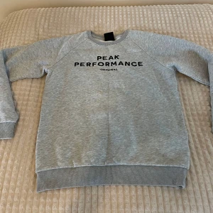 Peak Performance tröja - Snygg grå sweatshirt från Peak Performance🩶🩶🩶ÄKTA