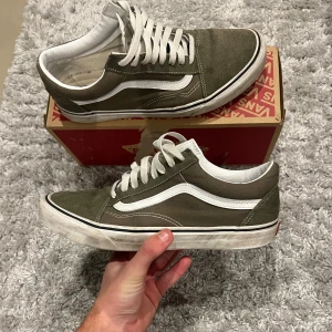 Vans mörkgröna - Vans beaters mörkgröna - Skick 8-9/10 (bara inte tvättade) - Storlek 42,5 - box medföljer