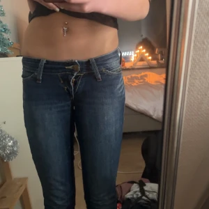 Lågmidjade jeans från Lee - Snygga blå jeans från Lee med klassisk femficksdesign och knappgylf. Perfekta för en avslappnad stil. De har en normal passform och är tillverkade i slitstarkt denim.