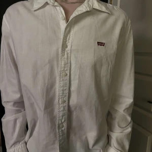 Levis skjorta  - En riktigt snygg Levis skjorta!! Skick 10/10 modellen är 184 cm och 72 kg. Skriv vid minsta fundering. Mvh Lysekilsgarderoben 