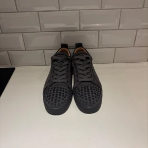 Louboutins  - Tjena säljer mina loubs då de inte passar, de är storlek 41 och är i jättebra skick, kan även gå lägre för snabb affär👌💸