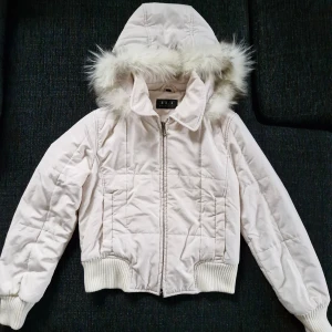 Vintage TLT-jacka med päls - Säljer en ursnygg crèmefärgad jacka från TLT - Vintage från 90-talet! Jackan stängs med dragkedja och har ribbade muddar vid ärmslut och nederkant, samt grå och vit rävpäls på luvan. Finns en pytteliten fläck på baksidan av ena ärmen, i övrigt är den i mycket fint skick. Pris är diskuterbart! :)