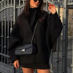 Svart oversized kappa - Snygg och classy svart oversized kappa i storlek M. Ser precis ut som på bilden. Säljes då jag råkade köpa två för flera månader sedan. Helt ny och oanvänd (inte ens testad). Köpte för 1200 på rea. Säljer för 800kr (inkl frakt). Då den är oversized passar den även L och S beroende på hur man vill att den ska sitta. OBS! den säljes inte mer i butiken som jag köpte den från.