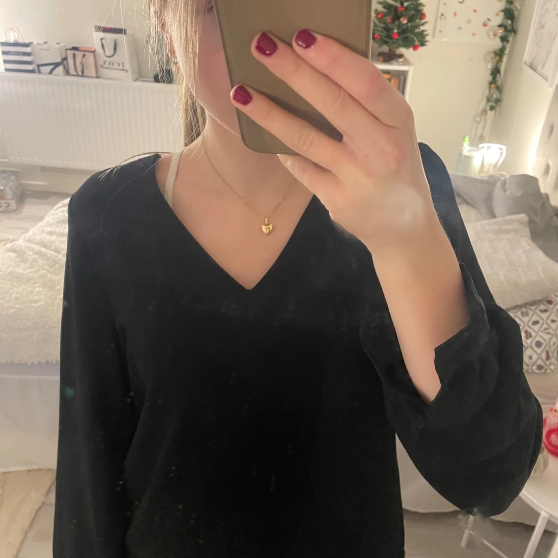 Svart långärmad blus med lite detaljer  - 90