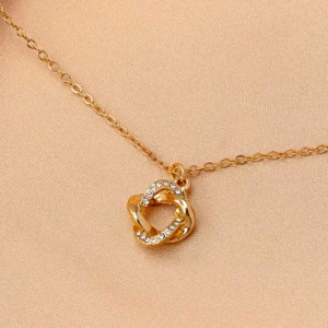 18K guldhalsband med glittrig hänge - Elegant guldhalsband med ett unikt hänge format som en knut, dekorerat med gnistrande stenar. Perfekt för att ge en touch av glamour till din outfit.