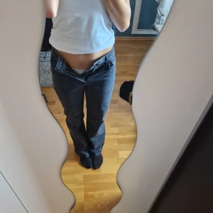 Svarta/mörkgrå jeans - Snygga svarta jeans. Straight passform. Från  pieces. I väldigt bra skick. Köpare står för frakten.