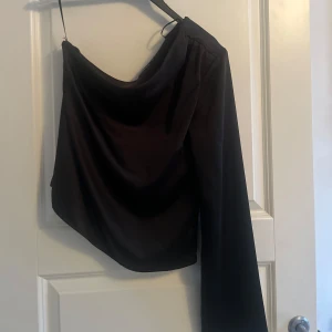 One shoulder topp - Jätte snygga one shoulder topp i svart från Gina🥰 knappt använd då den inte passade mig!! 