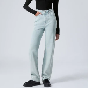 Ljusblå jeans - Ljusblå jeans med hög midja och rak passform. Modell Rowe från Weekday. Midja 24 längd 32