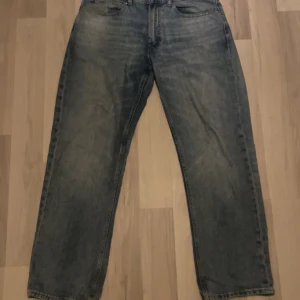 Ljusblå jeans från Vailent - Ljusblå jeans dom är baggy och loose passar perfekt för du som är 170-180+cm