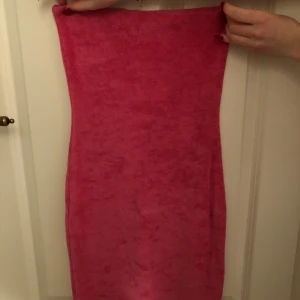 Rosa axelbandslös klänning - Trendig rosa axelbandslös klänning i en smickrande tight passform. Perfekt för en kväll ute eller en speciell tillställning. Aldrig använd. 