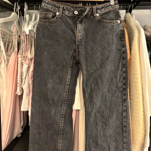 Lågmidjade Grå jeansbyxor - Säljer ett par klassiska grå jeansbyxor i storlek XS. Byxorna har en rak passform och är lågmidjade 