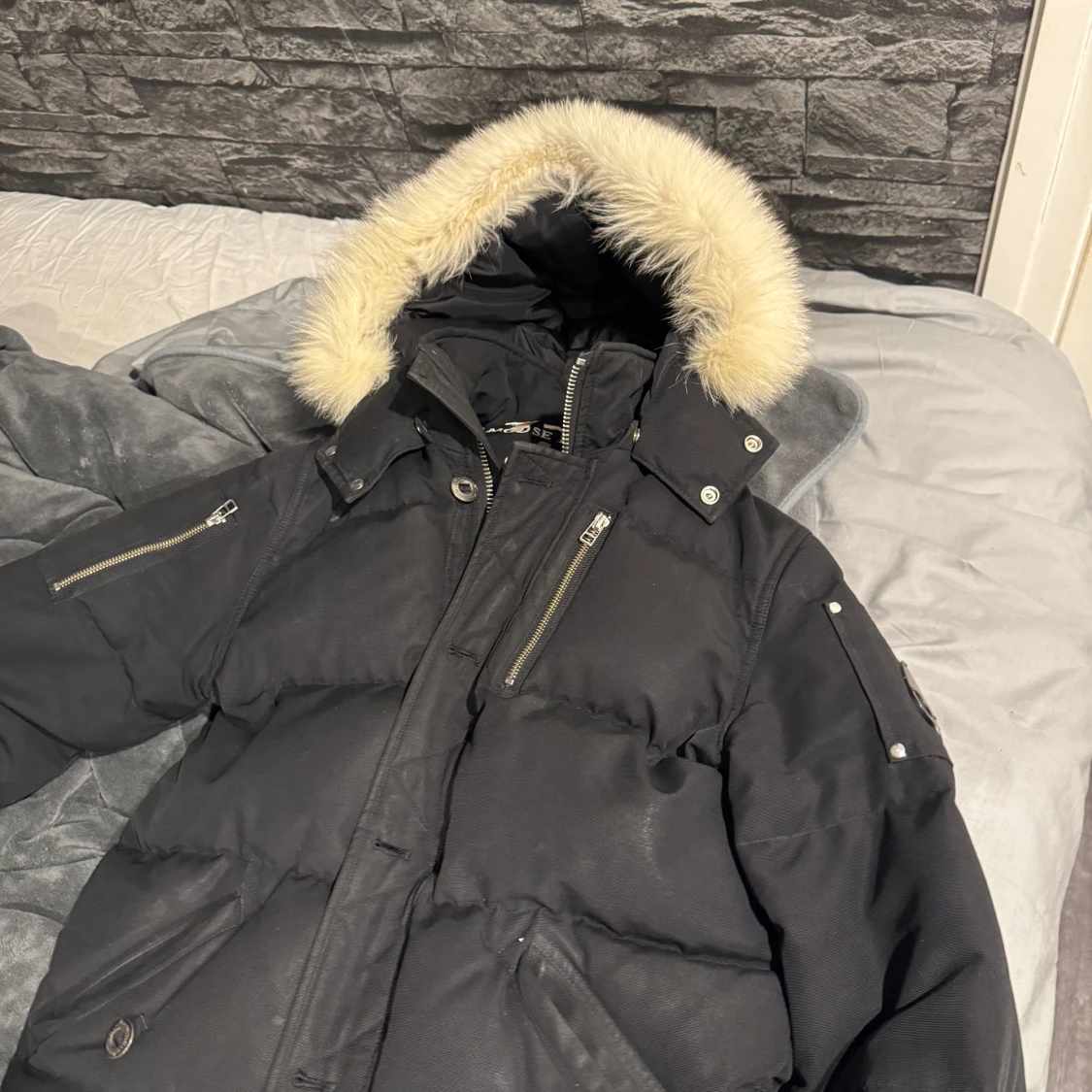 Svart dunjacka med pälsdetalj - 90