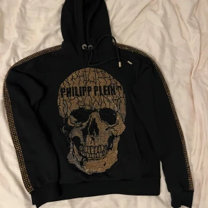 Phillipp Plein-hoodie storlek S - Phillipp Plein-hoodie i storlek S. Nyskick. Inköpt för över 15000kr!