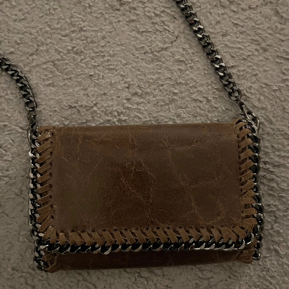 Brun axelväska med kedja