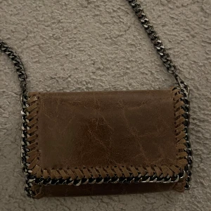 Brun axelväska med kedja - Supersnygg väska med kedja. Köpt på en marknad i Italien. 