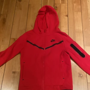 Nike tech fleece  - Snygg röd Nike tech fleece som knappt är använd den passar för 147-160 skulle jag säga