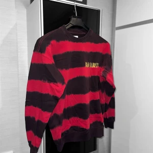 Långärmad tröja vailent  - En långärmad tröja ifrån Valient ”Bad Habits”. Använd fåtal gånger och är i 9/10 i skick, Säljes då den är för liten för mig och aldrig blir använd. Storlek S