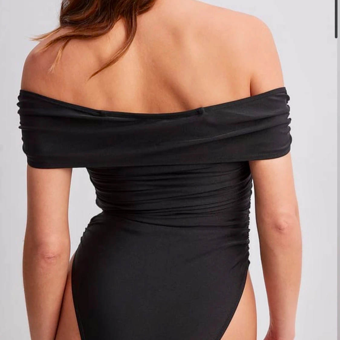 Svart baddräkt med omlott-design - 92