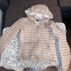 Beige pufferjacka från Colmar - Säljer en snygg beige pufferjacka från Colmar.Som är i bra skick inget är sönder osv.Skriv vid intresse!