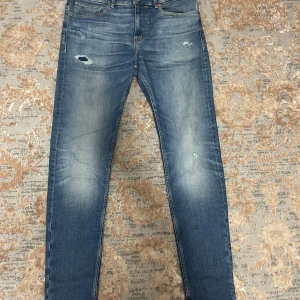 Blå jeans från Hugo Boss - Säljer min Hugo boss jeans pga storleken o har använd den typ 3-4 gånger, den e i jätte bra skick som ni kan se på bilderna. Hör av er för mer information 
