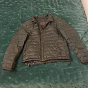  Massimo Dutti dunjacka - Säljer en mörkgrön Massimo Dutti dunjacka som sitter fint o bekvämt på en. Den har en liten skada längst ned på jackan men jag personligen märker inte av det. Nypris ligger på 1549kr. Strlk M men passar också S. Kom gärna med frågor och mer. 