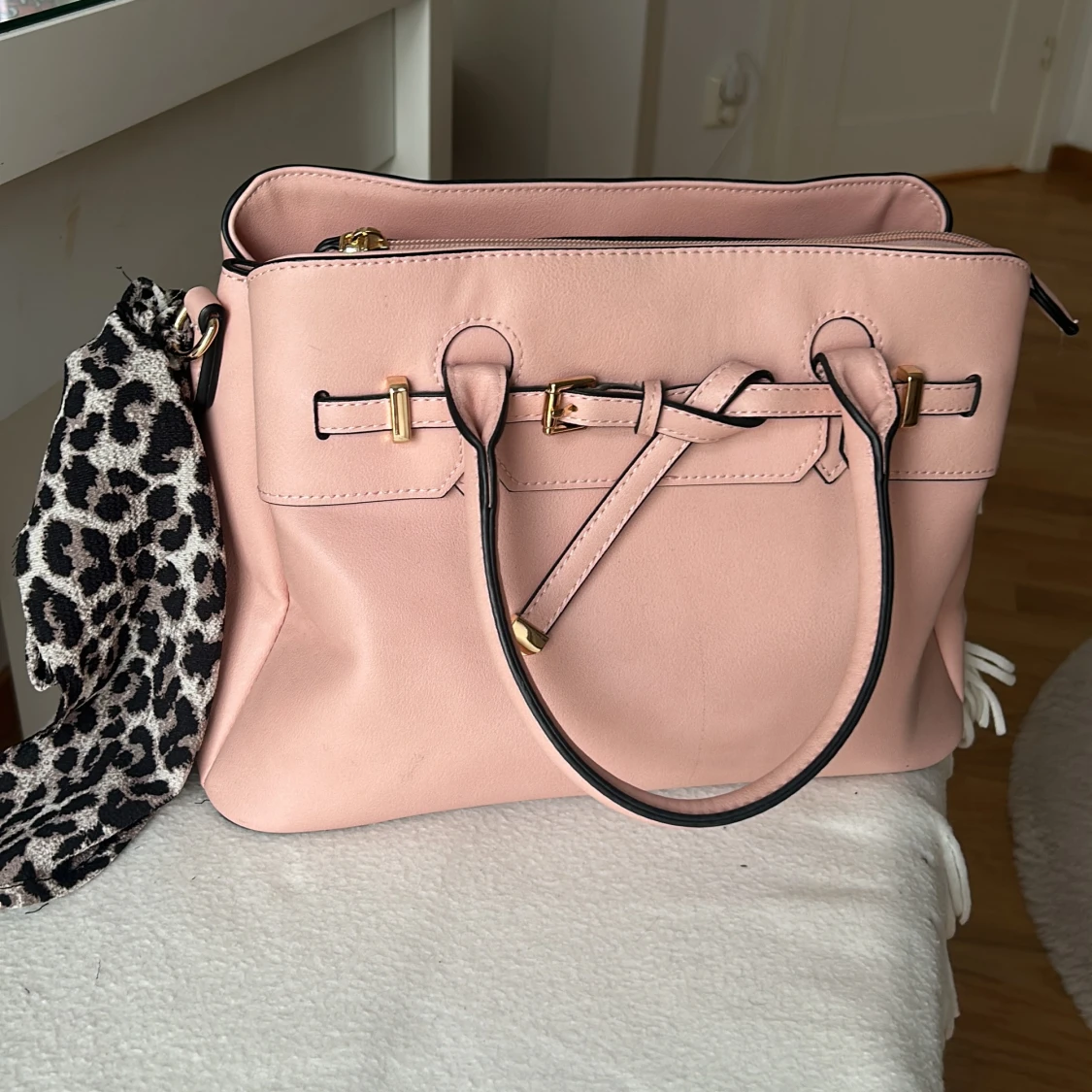 Rosa handväska med leoparddetalj - 92