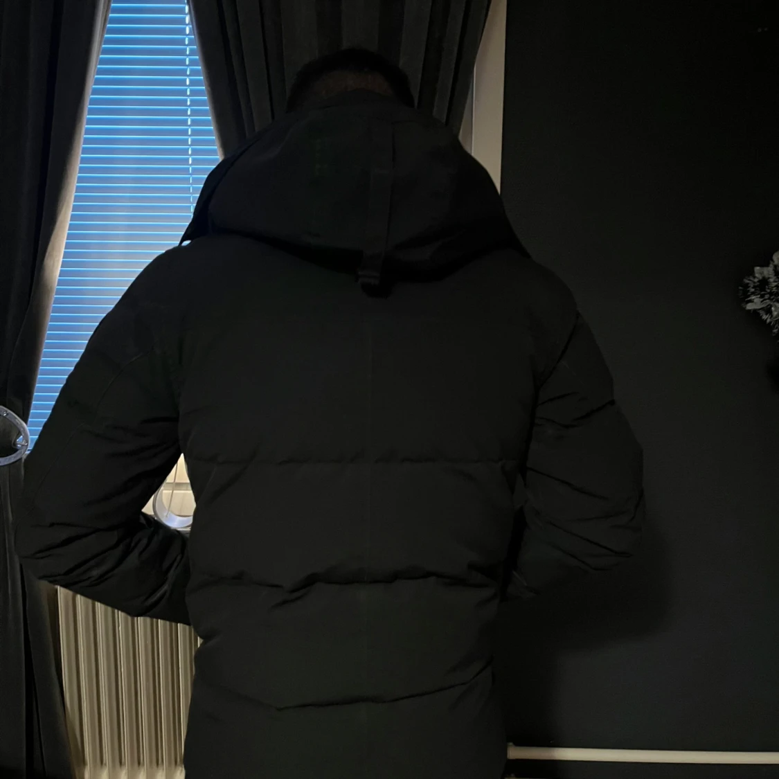 Svart dunjacka med huva - 2