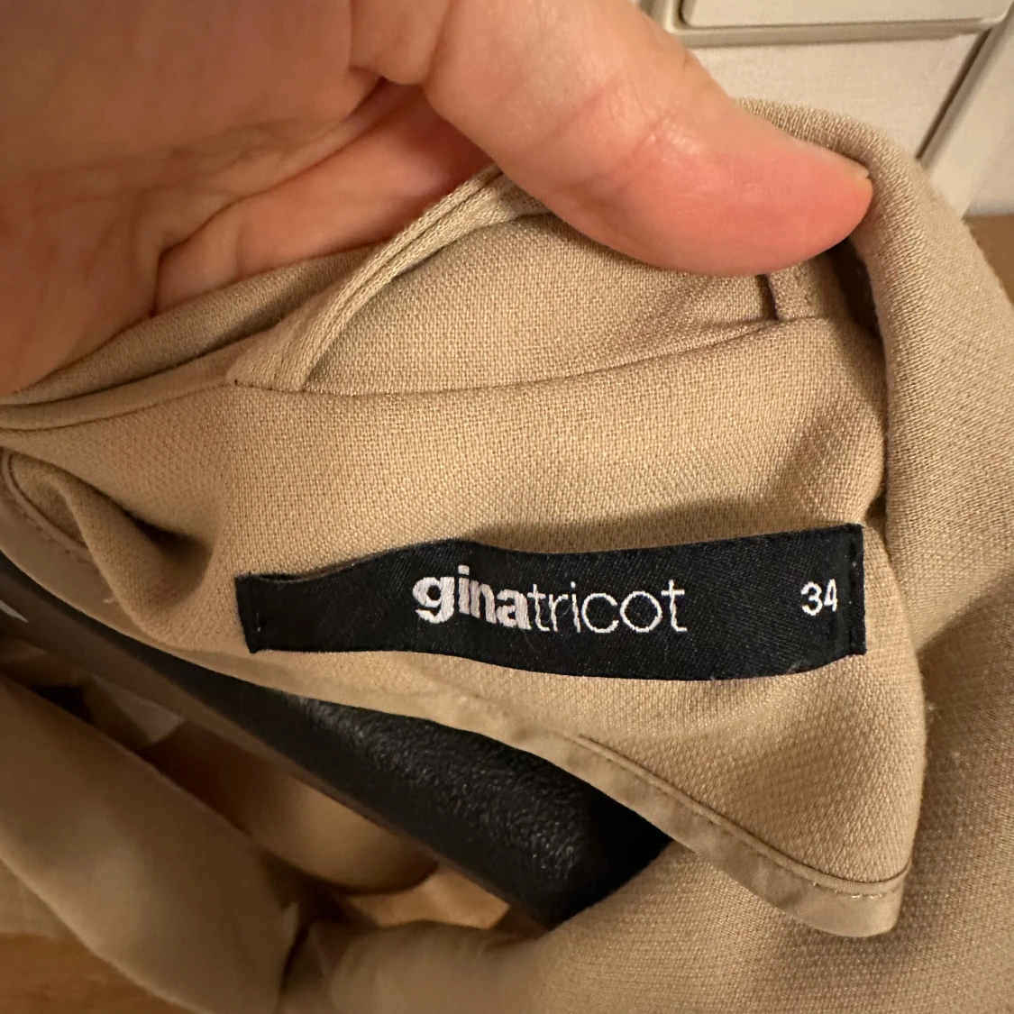 Beige kappa från Gina Tricot - 90