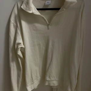 Beige tröja med dragkedja från Zara - Säljer nu denna fina tröja då den är för liten för mig. Storlek M. Köpt på Zara och är i väldigt fint skick. Hör av er om fler bilder eller frågor