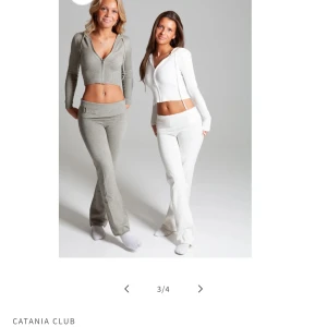 Säljer detta vita mjukis set från Catania club. ( kofta&byxor ) - Snygg och bekväm vit hoodie med ett par matchande mjukis byxor från Catania Club. Den har en dragkedja framtill och långa ärmar. Perfekt för en avslappnad stil.